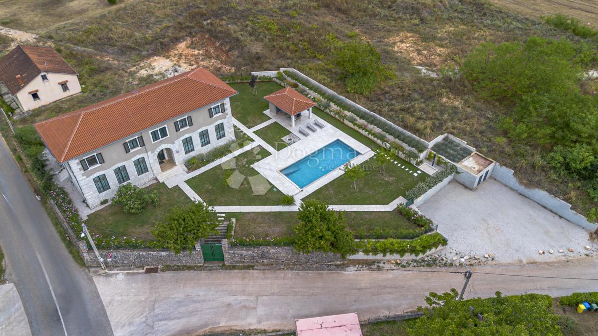 EX SCUOLA ITALIANA, ORA UNA VILLA PERFETTA