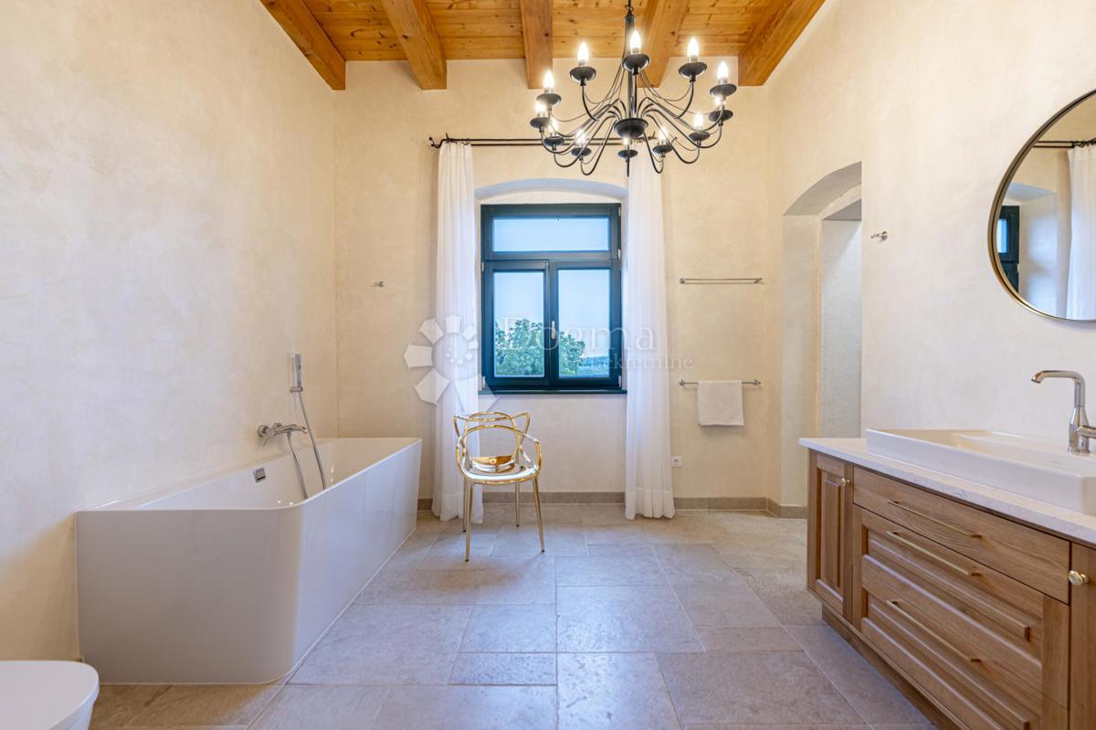 EX SCUOLA ITALIANA, ORA UNA VILLA PERFETTA