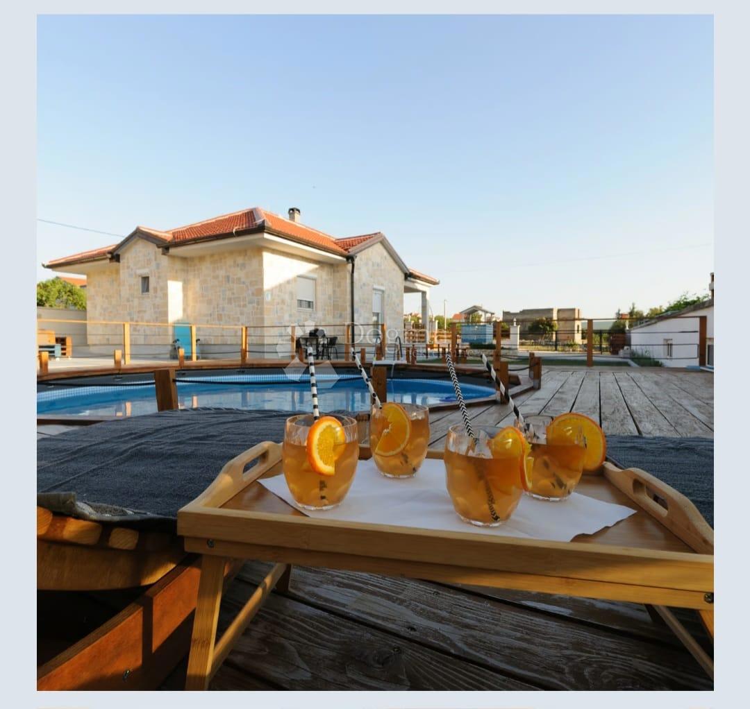 Casa con piscina Gornji Karin