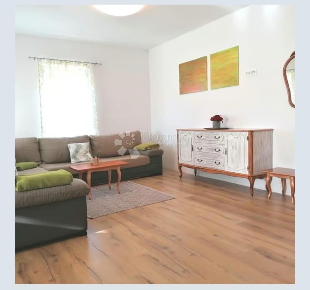 Casa con piscina Gornji Karin