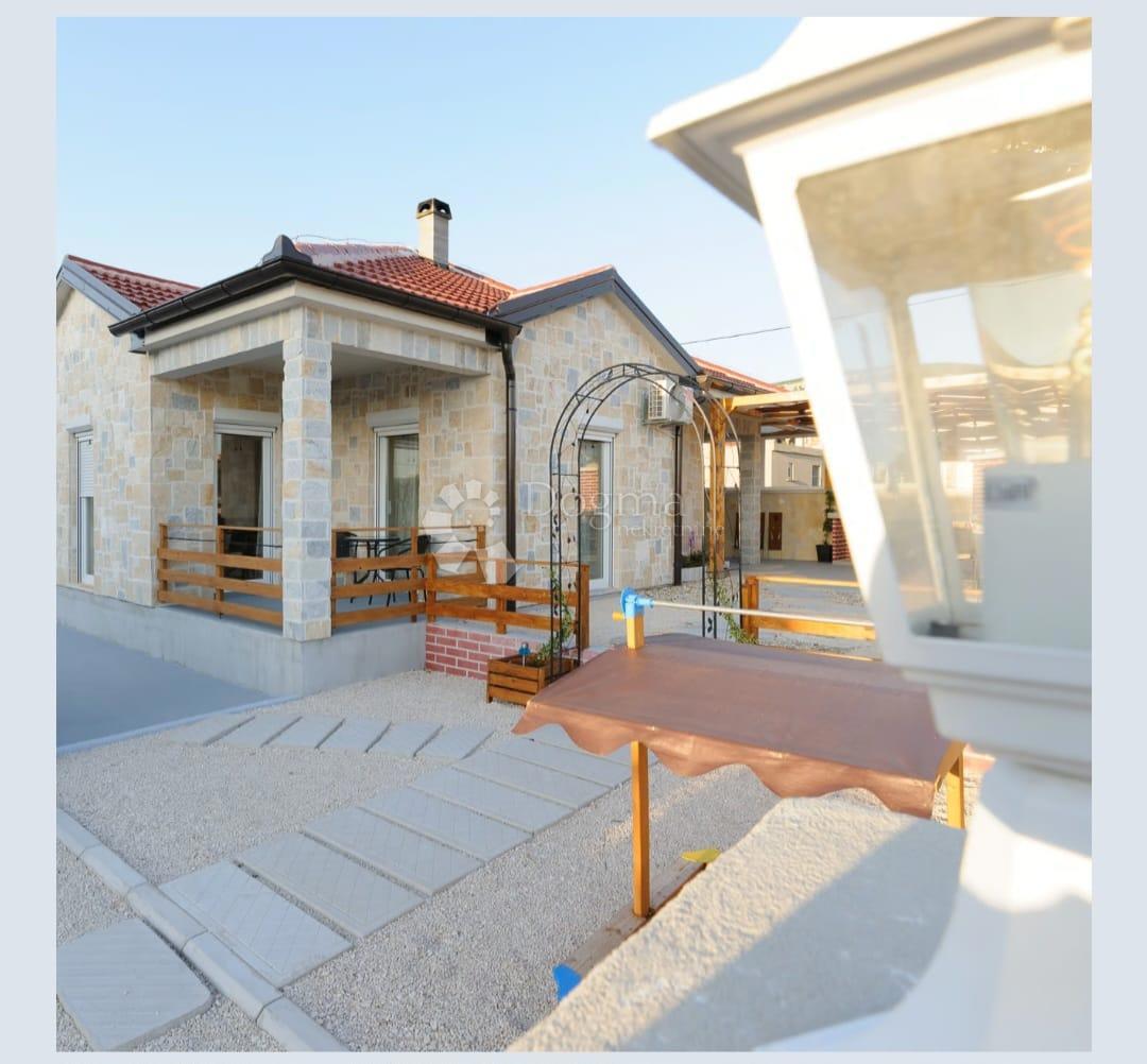 Casa con piscina Gornji Karin