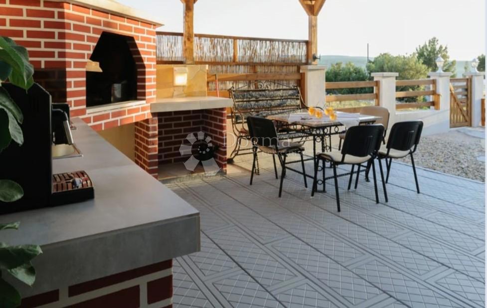 Casa con piscina Gornji Karin