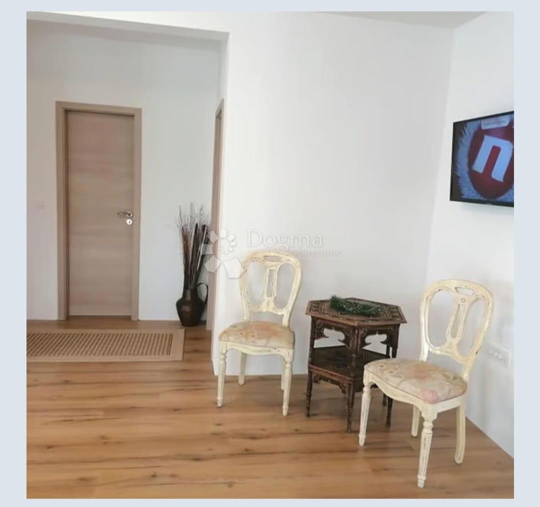 Casa con piscina Gornji Karin