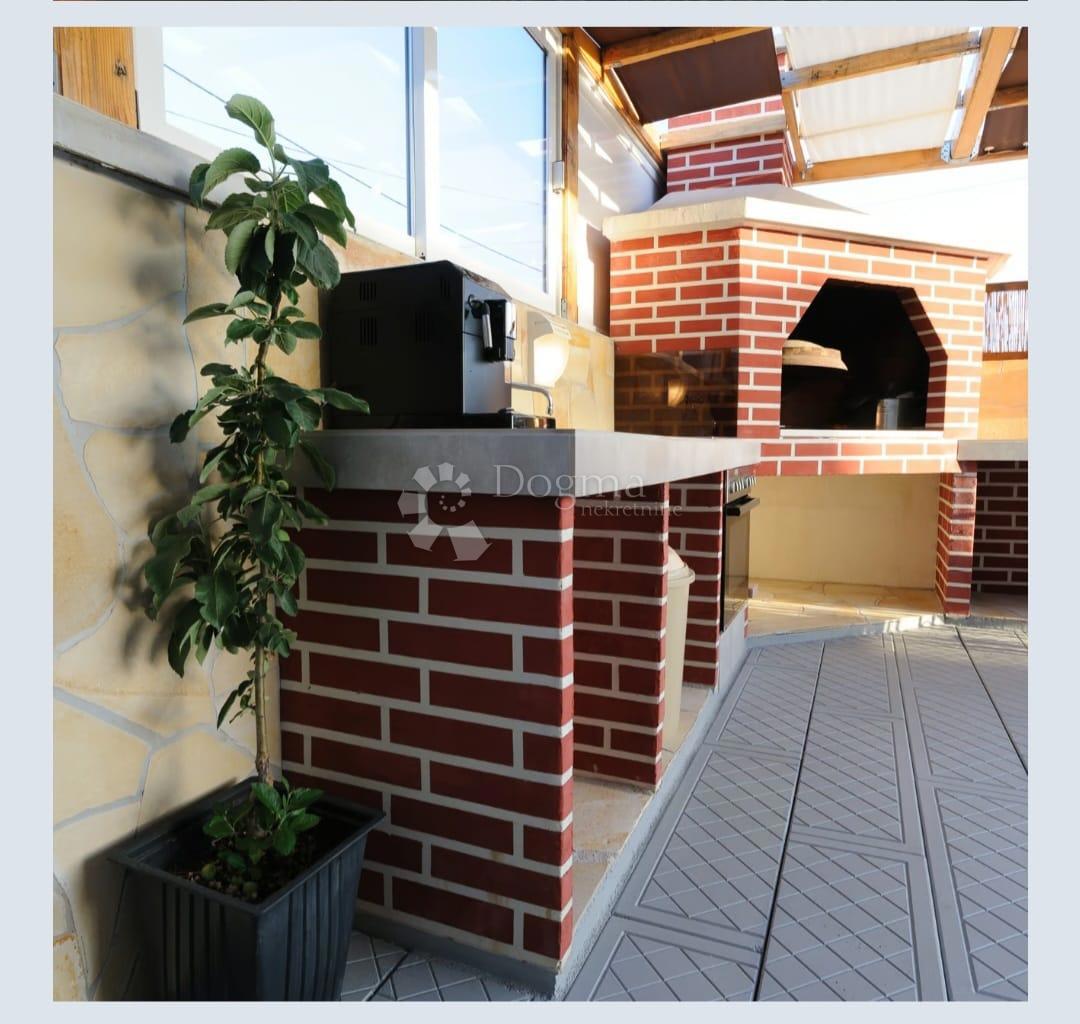 Casa con piscina Gornji Karin