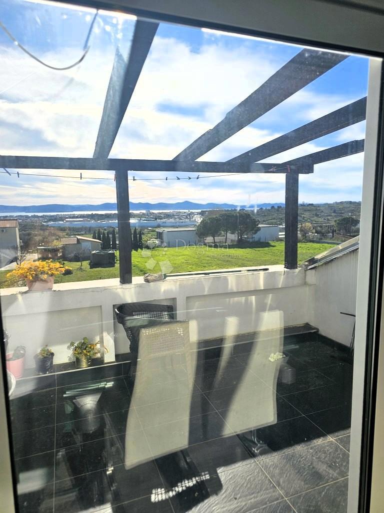 Appartamento con tre camere da letto, 2 balconi e terrazza - Crno, Zara