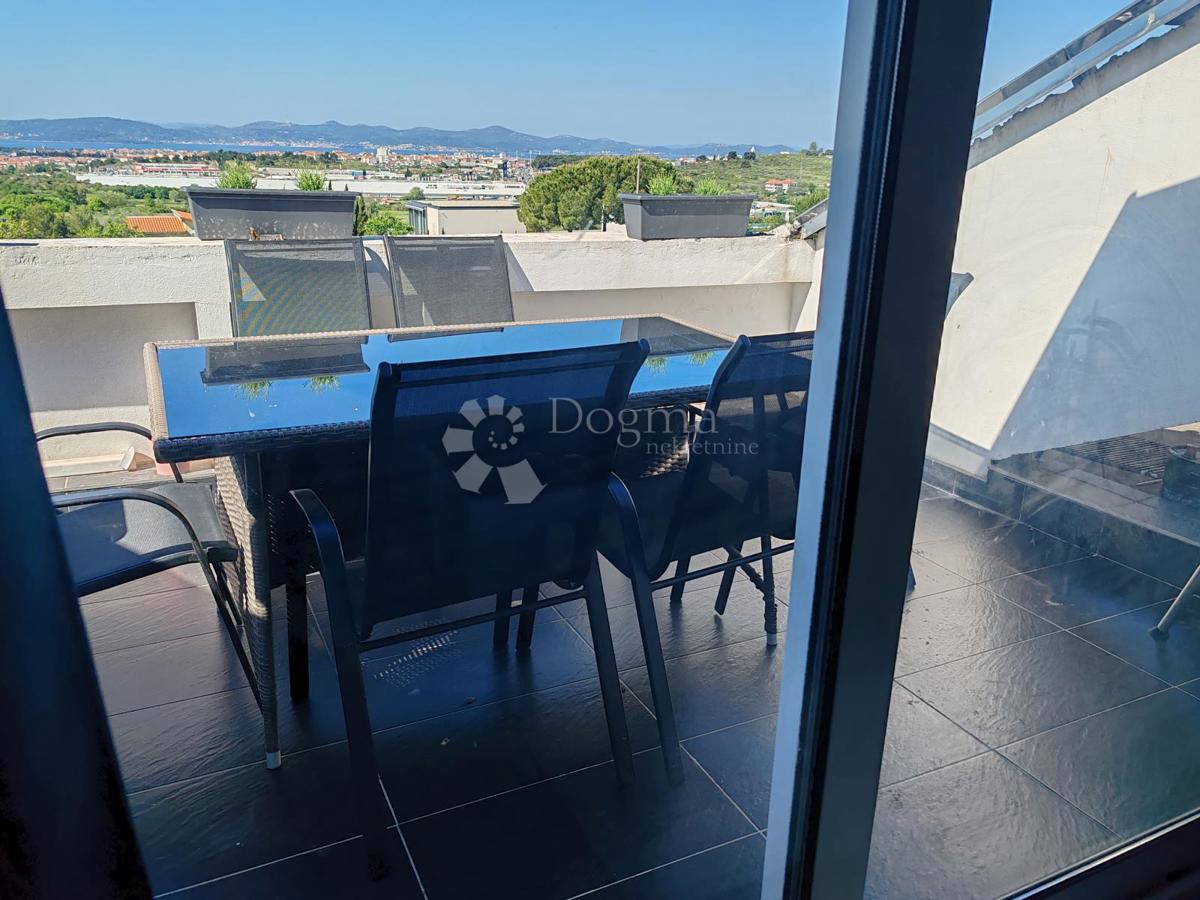 Appartamento con tre camere da letto, 2 balconi e terrazza - Crno, Zara