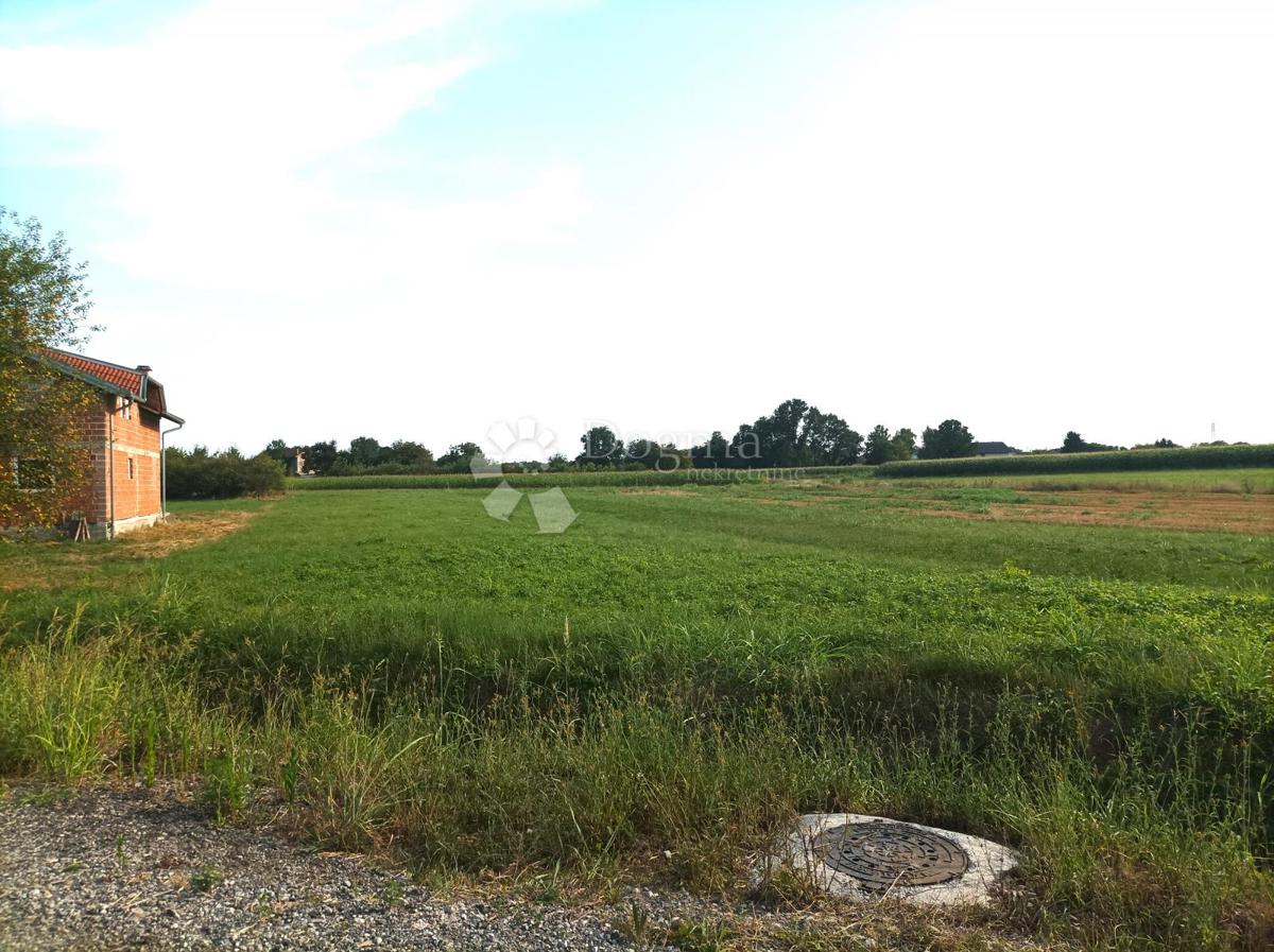 Terreno edificabile Odranski Obrež, Brezovica, 1.011m2