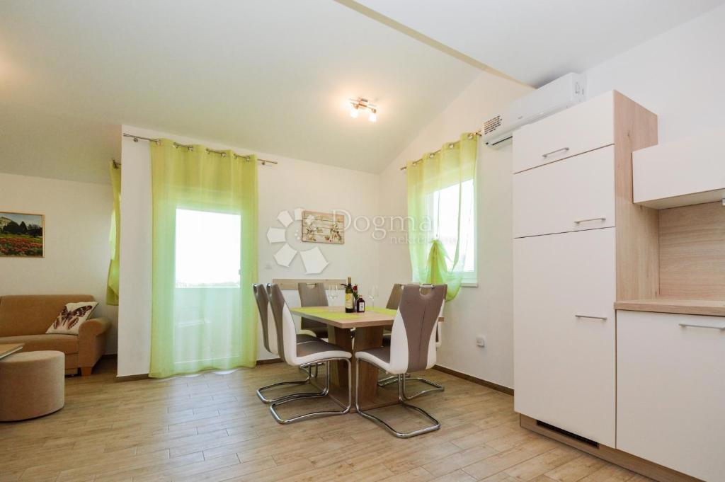 Casa con 4 appartamenti + garage! vicino a Fasana!
