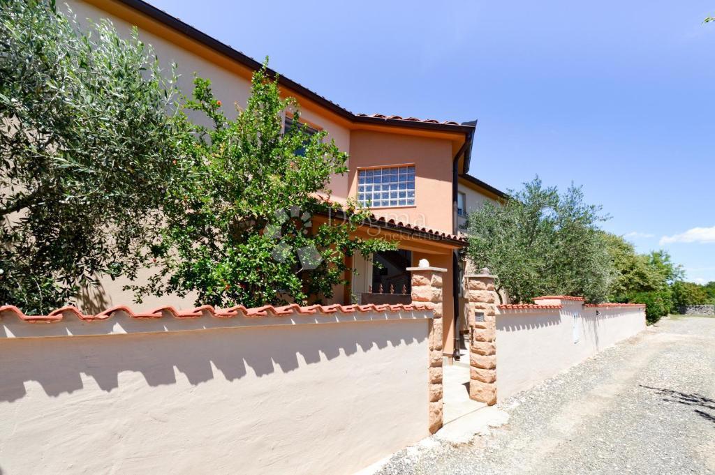 Casa con 4 appartamenti + garage! vicino a Fasana!