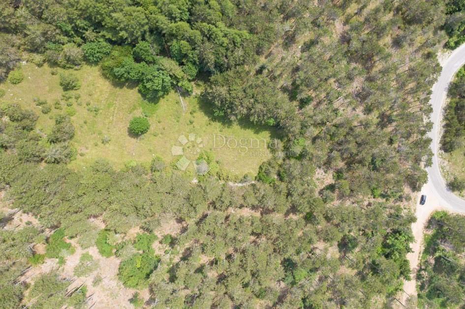 TERRENO EDIFICABILE - TRA IL MARE E IL PARCO NAZIONALE DI VELEBIT