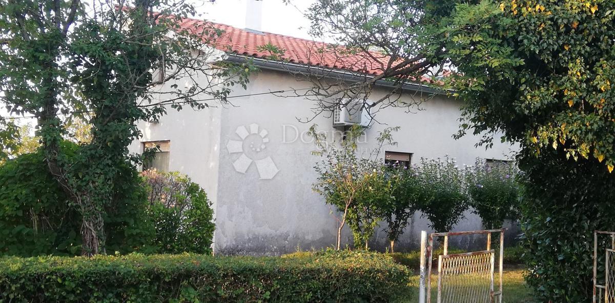 Casa con ampio terreno edificabile – Pisino