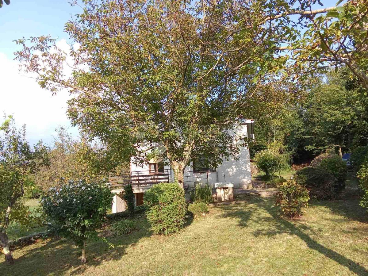 Casa con ampio terreno edificabile – Pisino