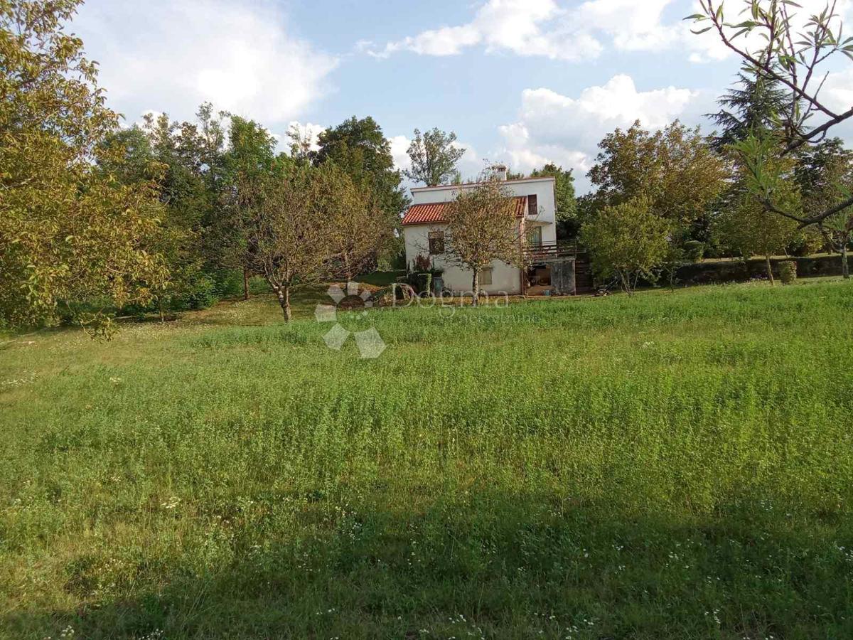 Casa con ampio terreno edificabile – Pisino