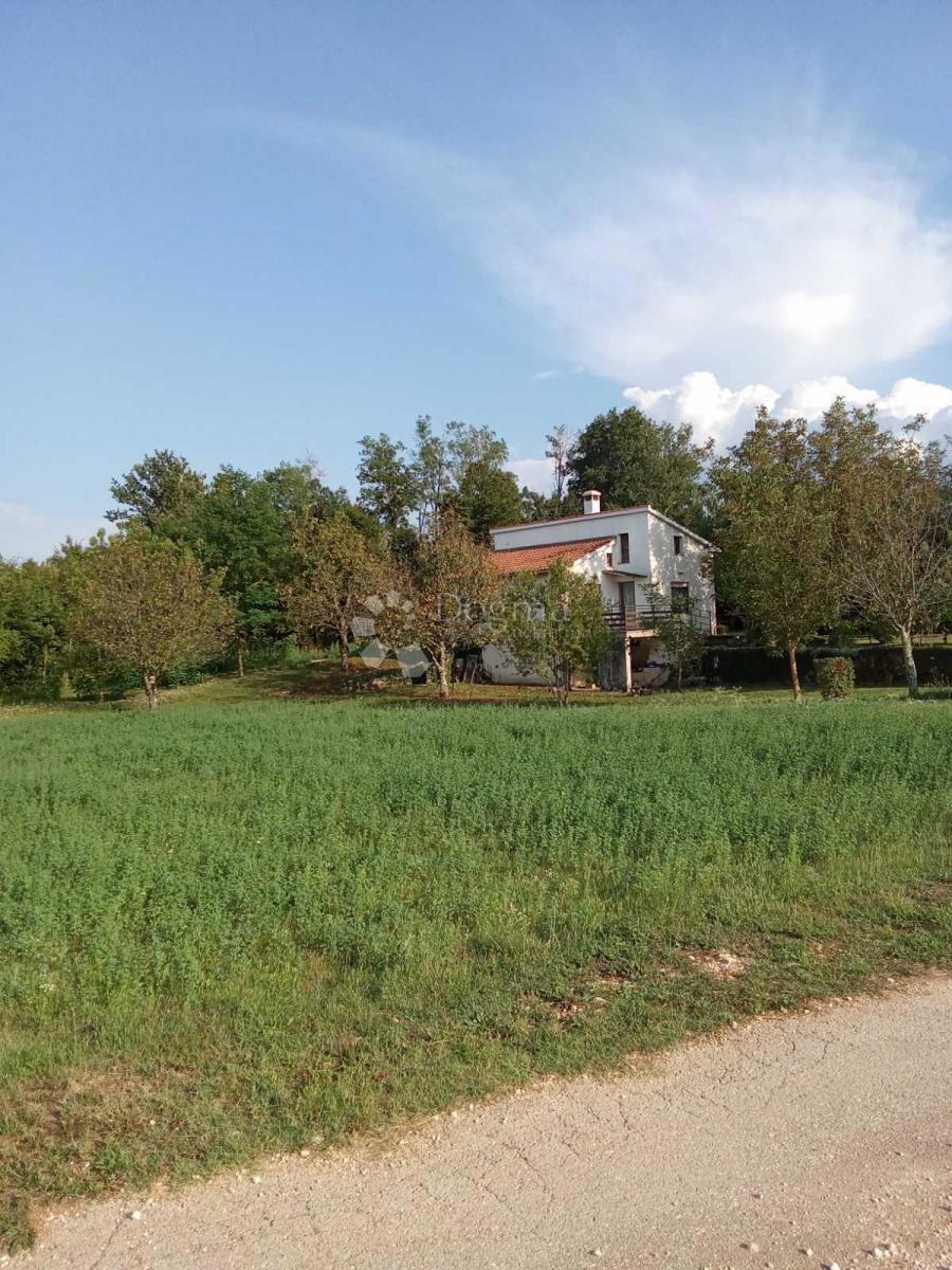 Casa con ampio terreno edificabile – Pisino