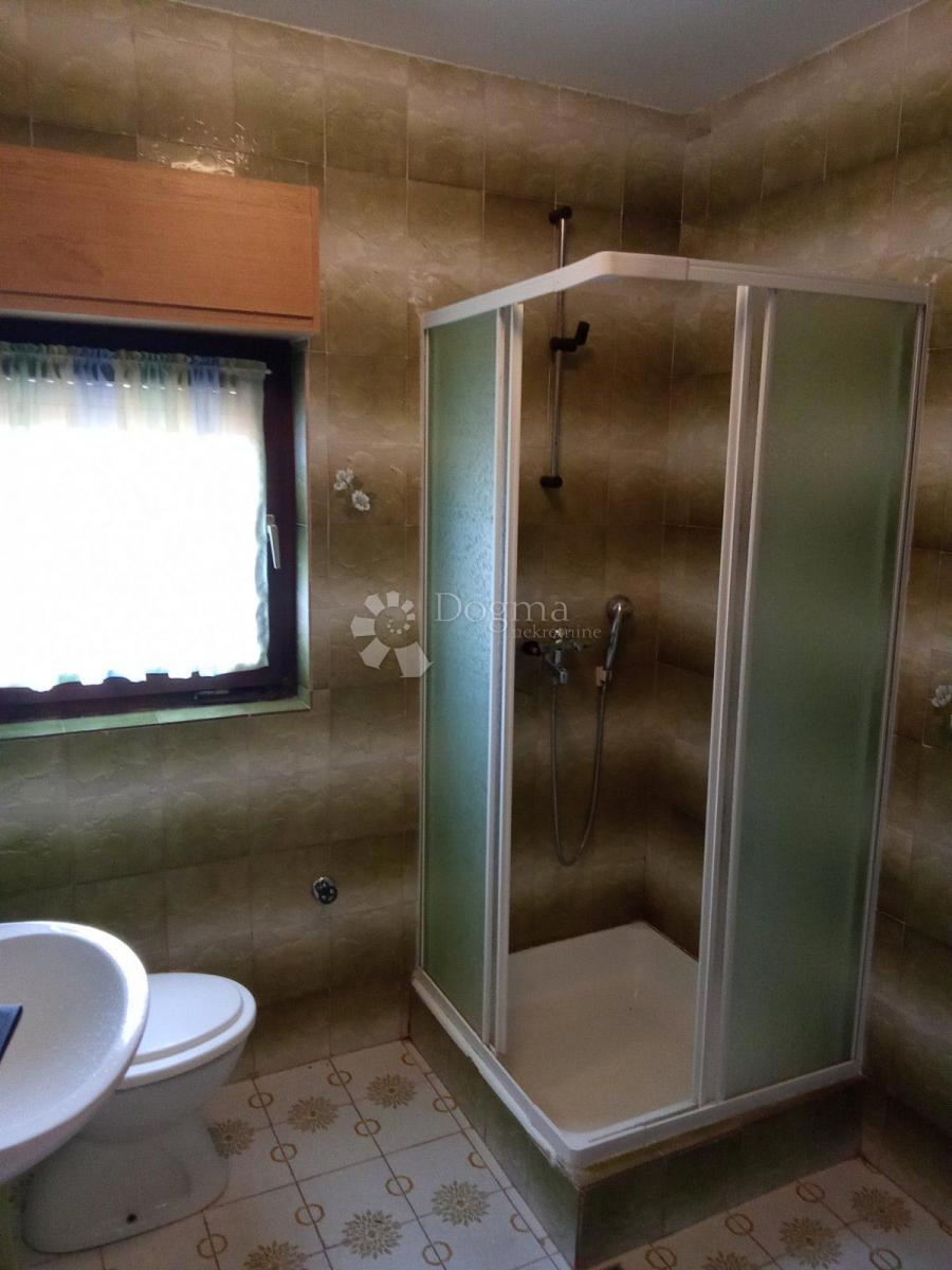 Casa con ampio terreno edificabile – Pisino