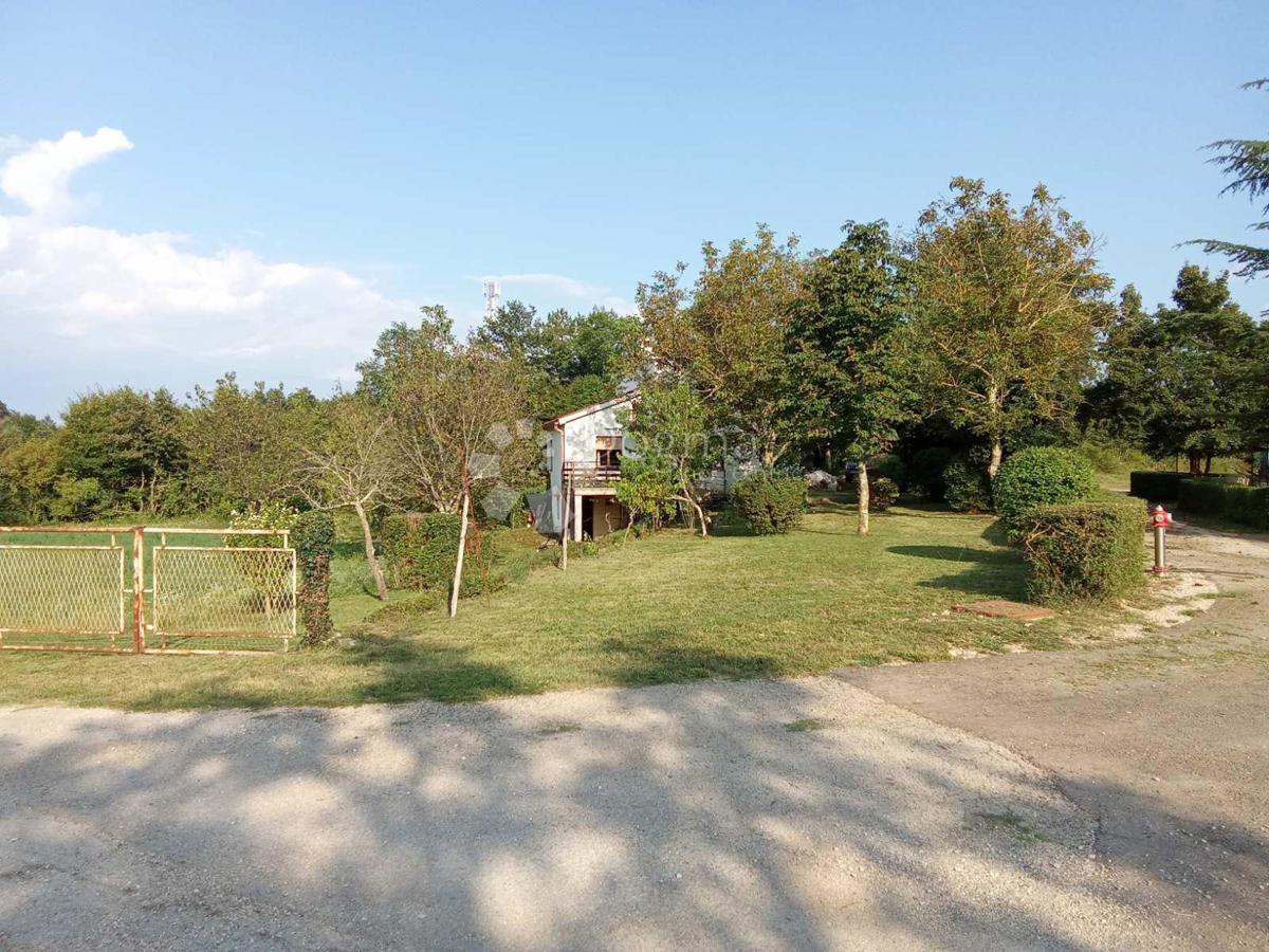 Casa con ampio terreno edificabile – Pisino