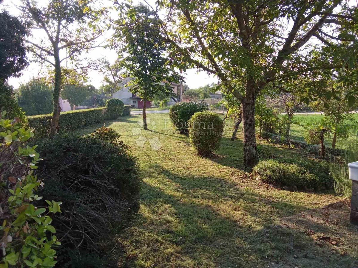 Casa con ampio terreno edificabile – Pisino