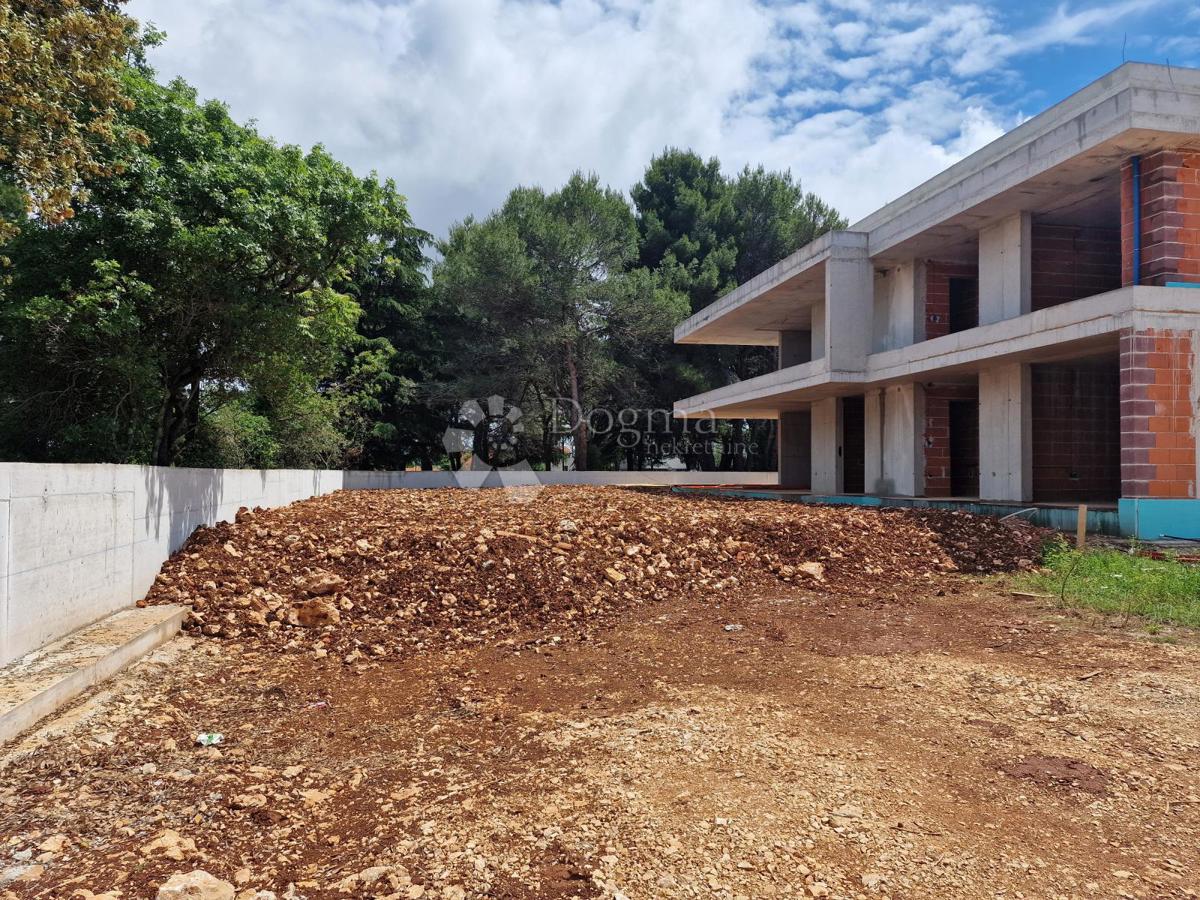 Appartamento con piscina e giardino vicino alla spiaggia – Rovigno, nuova costruzione