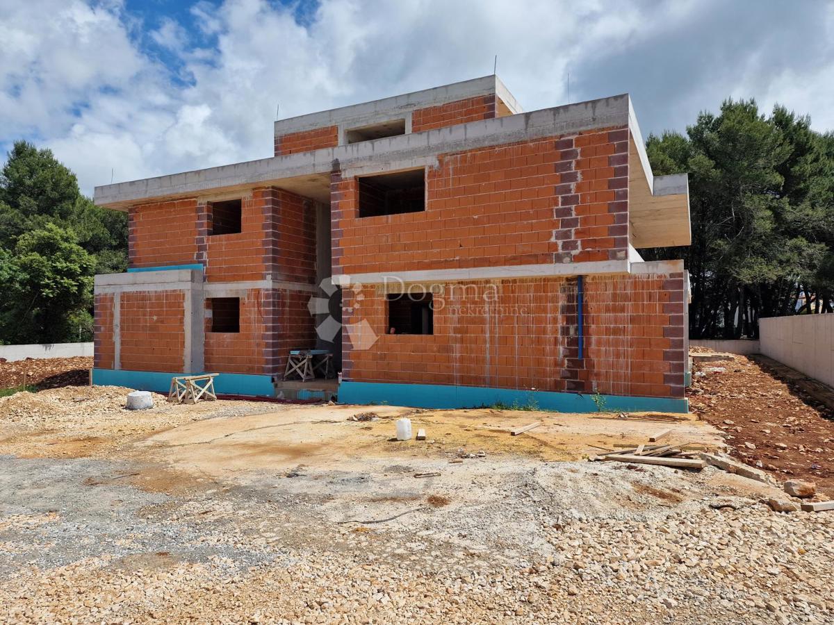 Appartamento con piscina e giardino vicino alla spiaggia – Rovigno, nuova costruzione