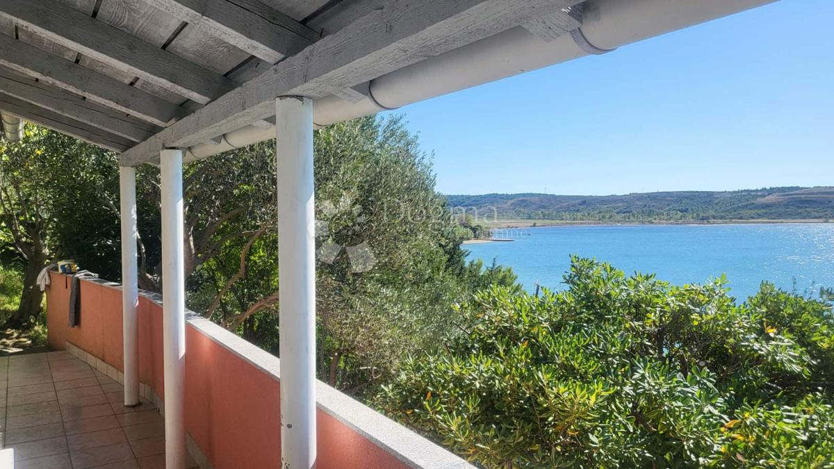 Rtina – prima fila al mare, terreno con casa e uliveto