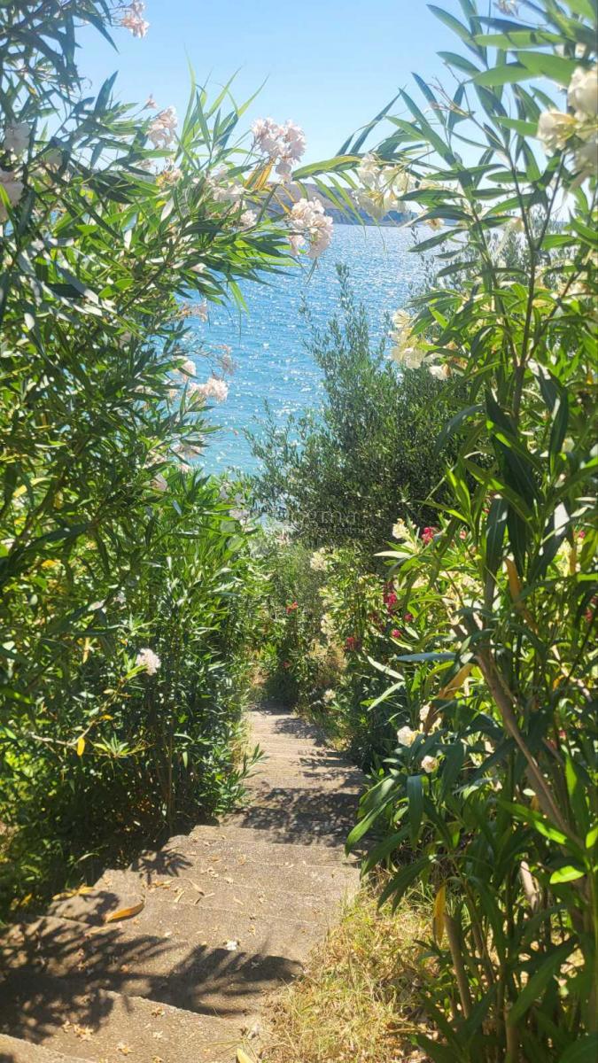 Rtina – prima fila al mare, terreno con casa e uliveto