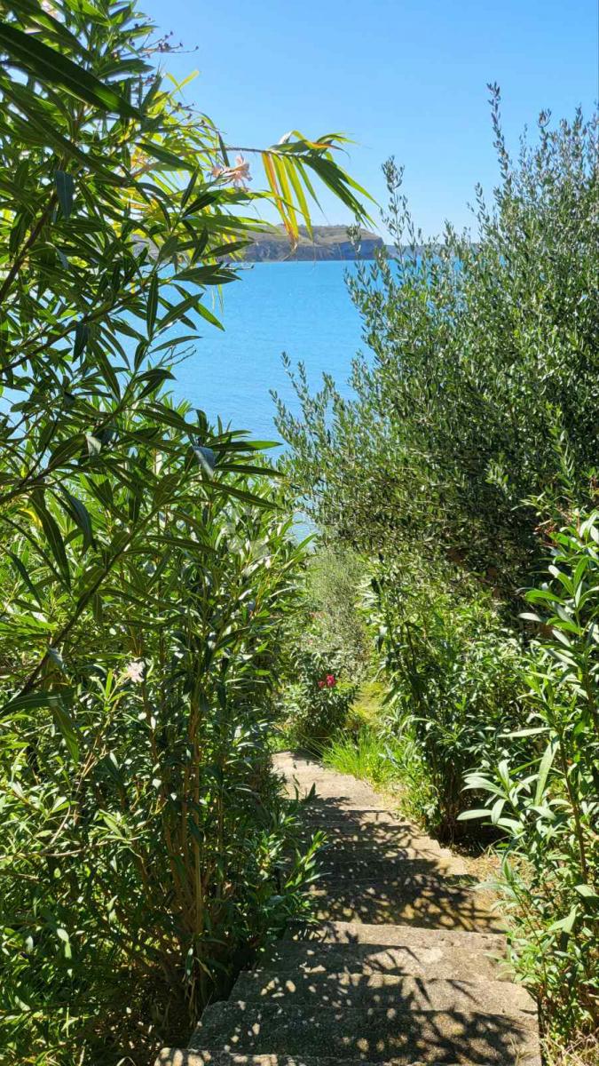 Rtina – prima fila al mare, terreno con casa e uliveto