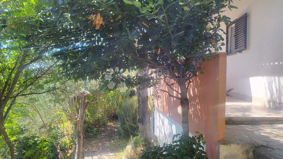 Rtina – prima fila al mare, terreno con casa e uliveto