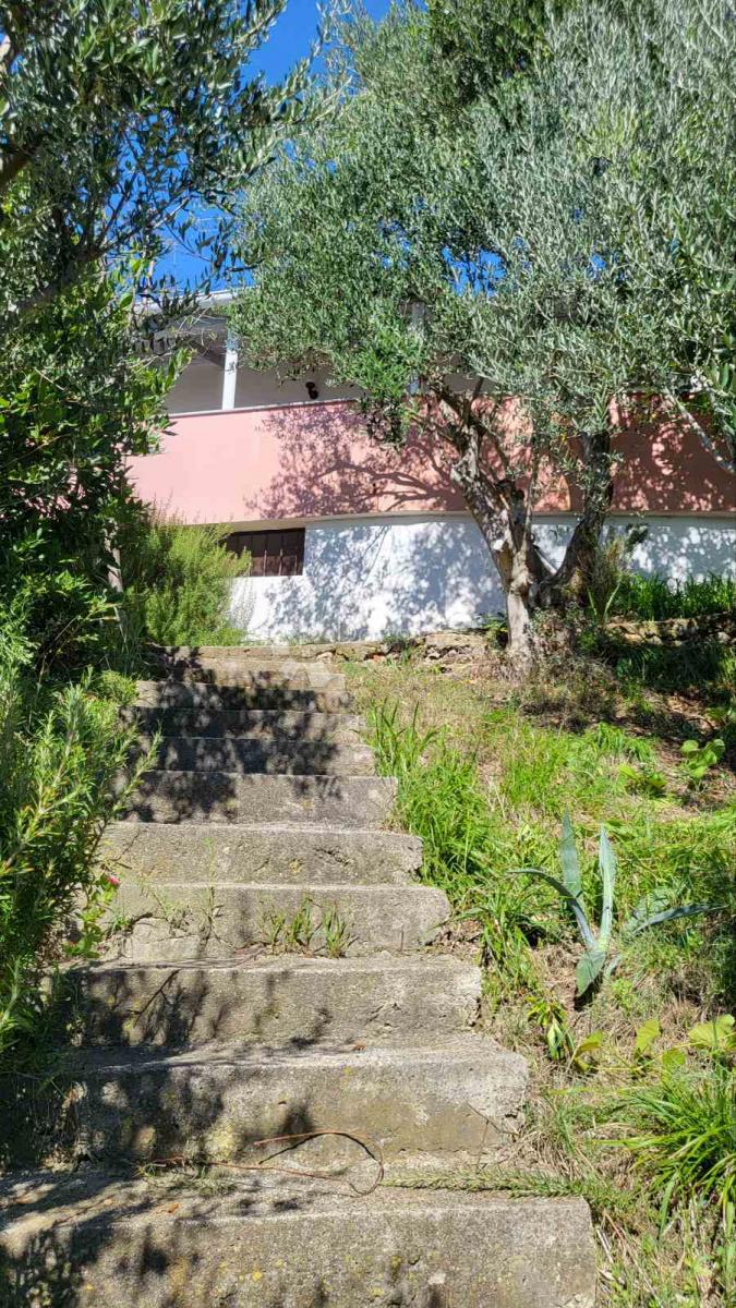 Rtina – prima fila al mare, terreno con casa e uliveto