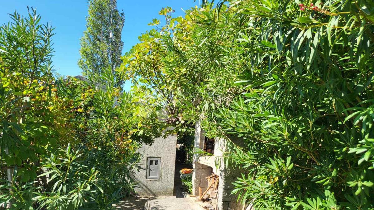 Rtina – prima fila al mare, terreno con casa e uliveto