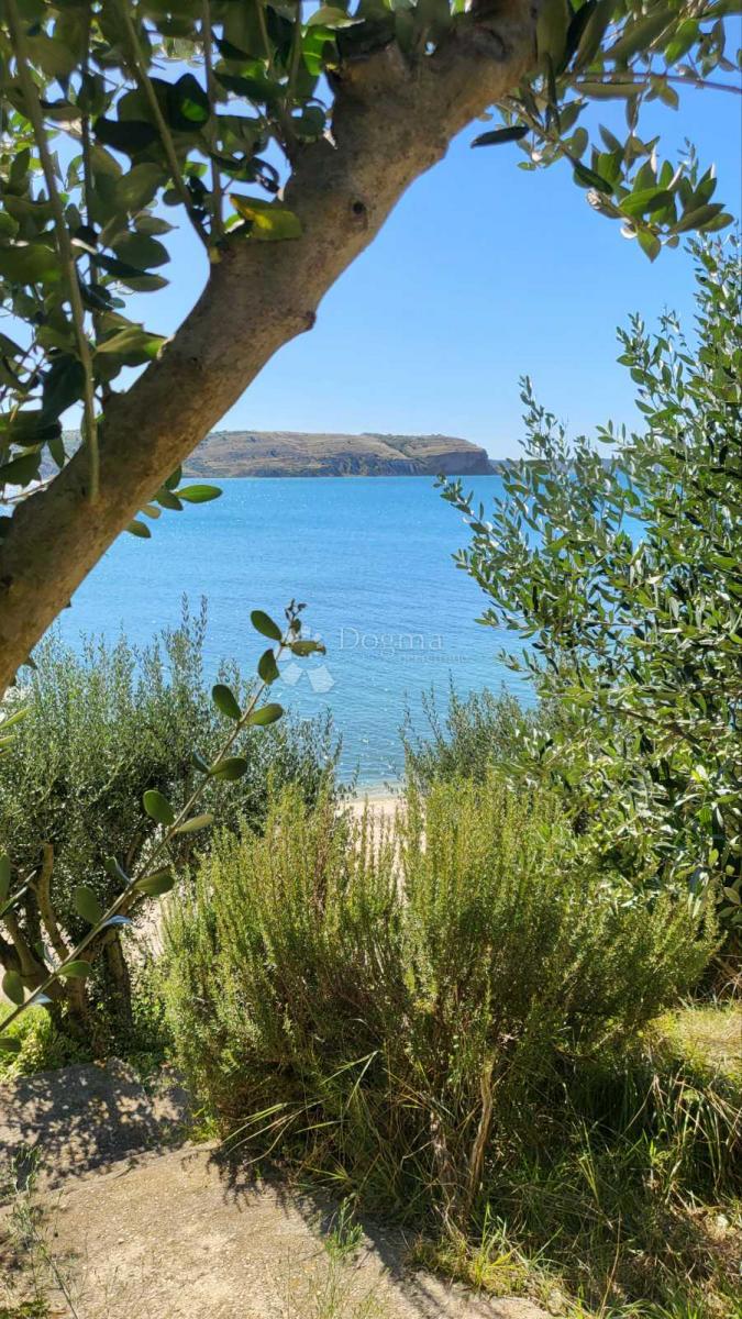 Rtina – prima fila al mare, terreno con casa e uliveto