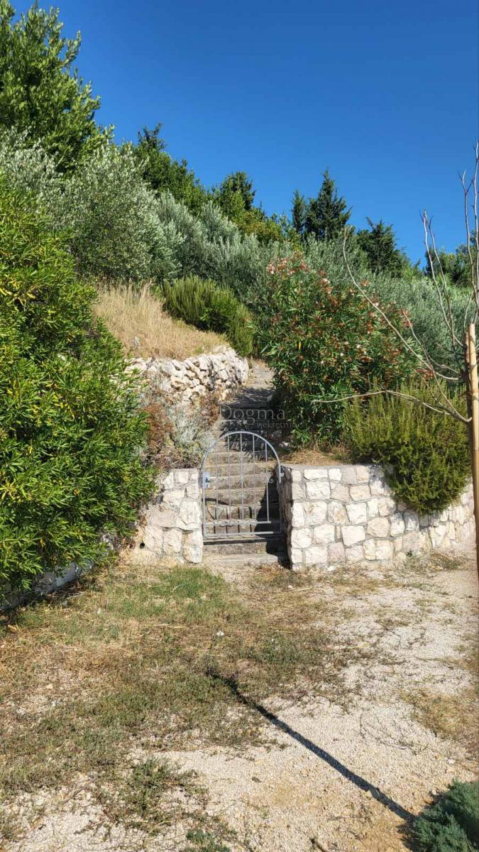 Rtina – prima fila al mare, terreno con casa e uliveto