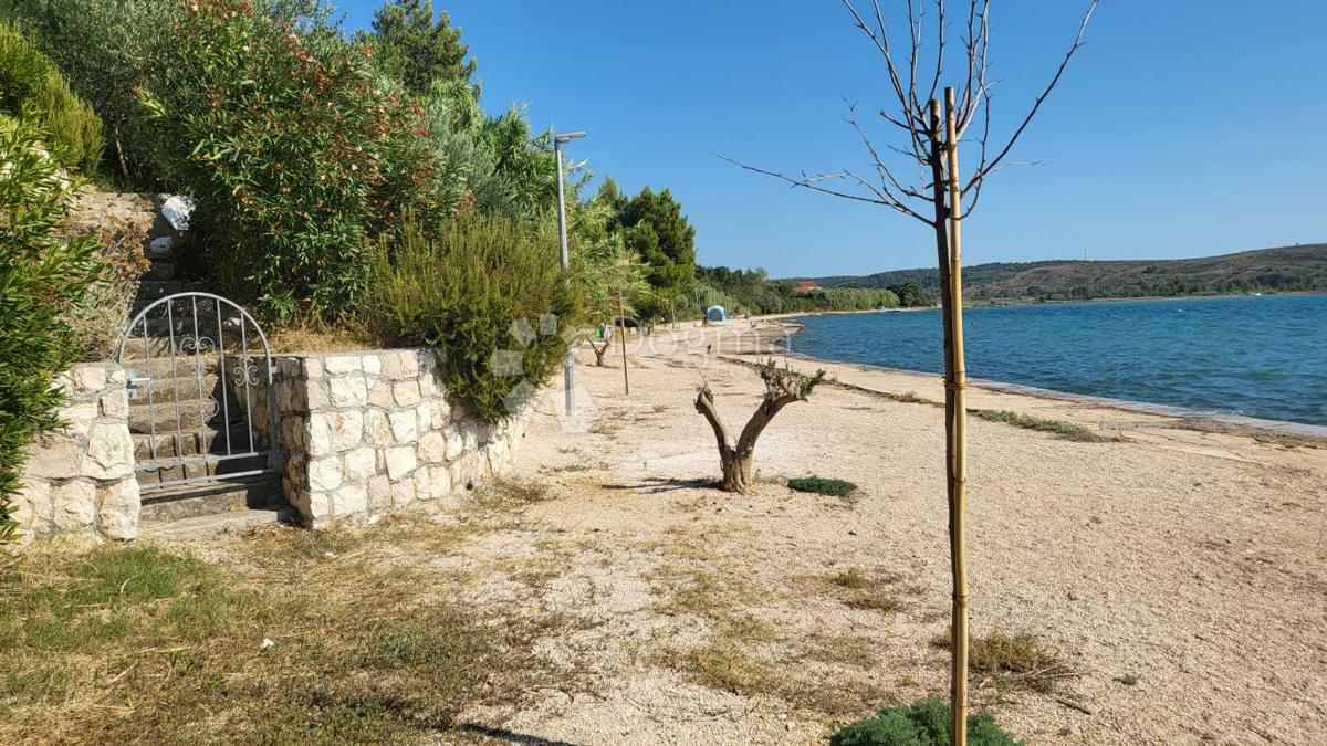 Rtina – prima fila al mare, terreno con casa e uliveto