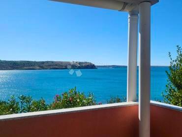 Rtina – prima fila al mare, terreno con casa e uliveto