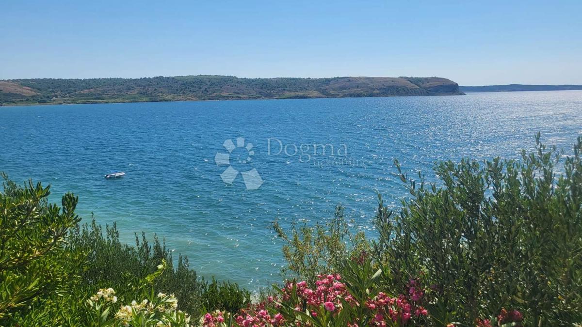 Rtina – prima fila al mare, terreno con casa e uliveto