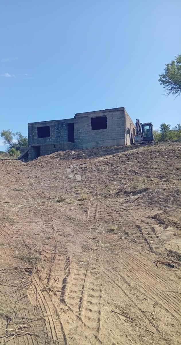 Casa in pietra da ristrutturare e terreno nella pace di Ravni Kotari