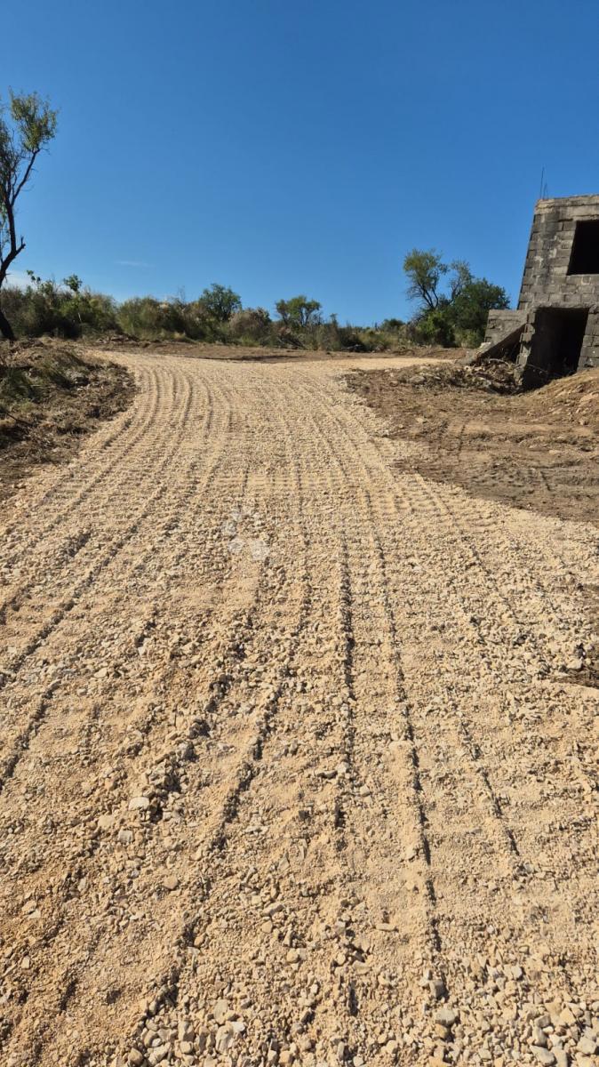 Casa in pietra da ristrutturare e terreno nella pace di Ravni Kotari