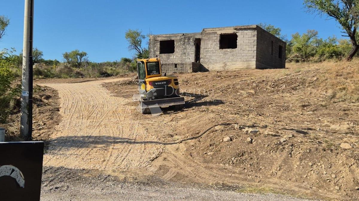 Casa in pietra da ristrutturare e terreno nella pace di Ravni Kotari