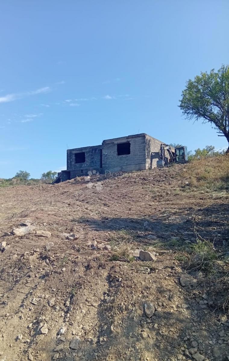 Casa in pietra da ristrutturare e terreno nella pace di Ravni Kotari