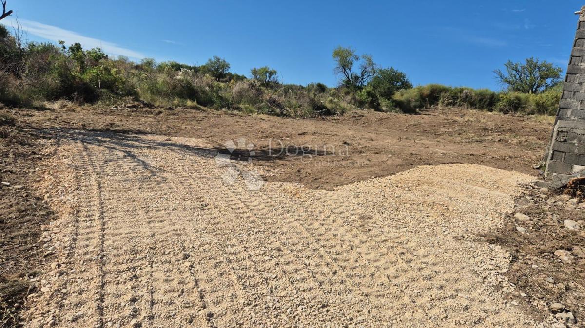 Casa in pietra da ristrutturare e terreno nella pace di Ravni Kotari