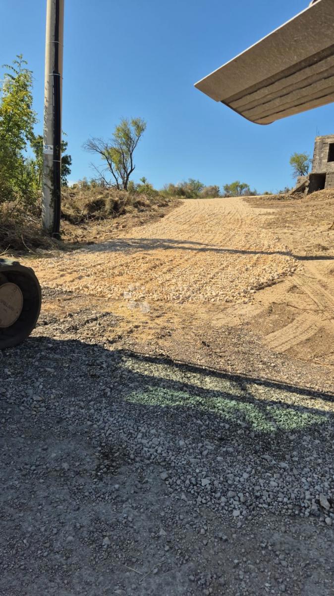 Casa in pietra da ristrutturare e terreno nella pace di Ravni Kotari