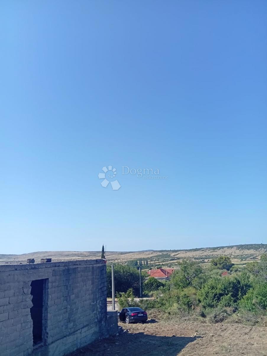 Casa in pietra da ristrutturare e terreno nella pace di Ravni Kotari