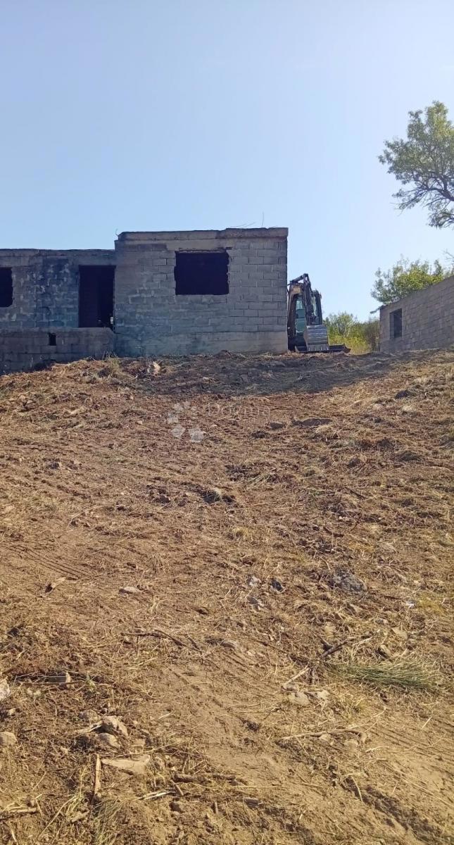 Casa in pietra da ristrutturare e terreno nella pace di Ravni Kotari