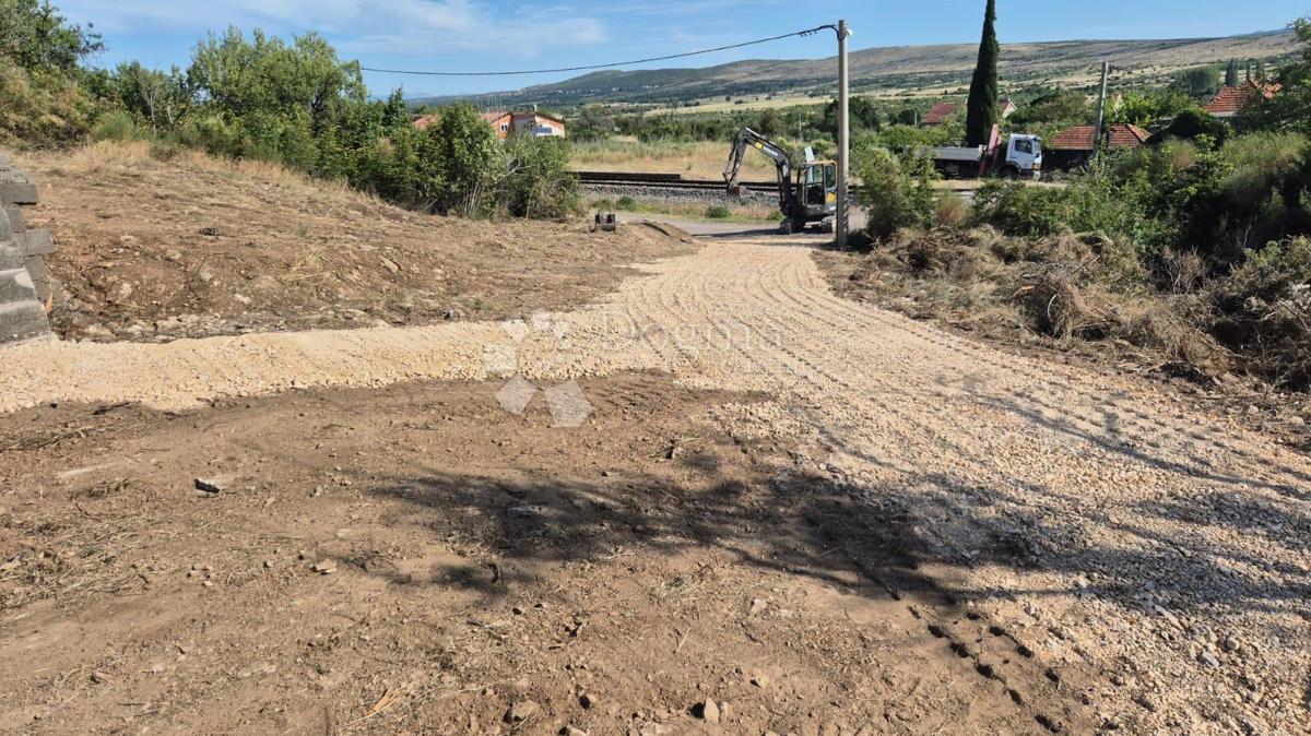 Casa in pietra da ristrutturare e terreno nella pace di Ravni Kotari