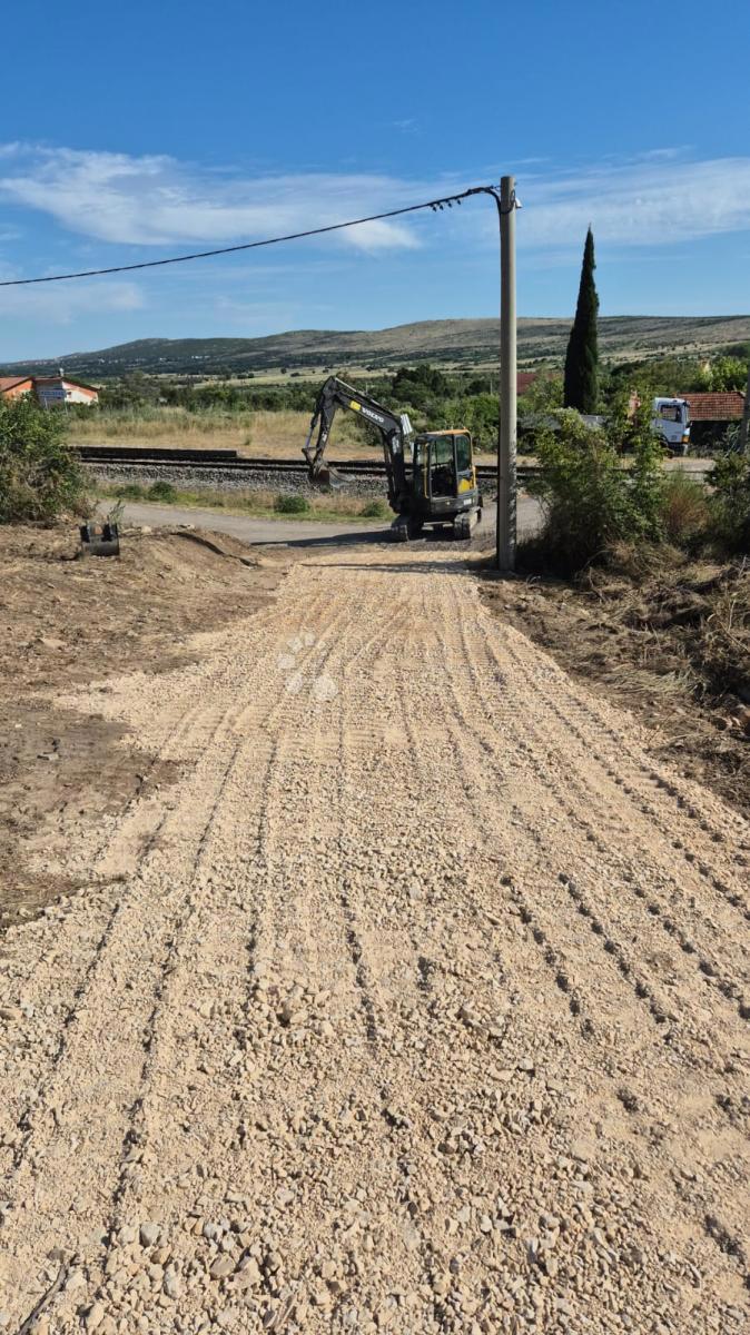 Casa in pietra da ristrutturare e terreno nella pace di Ravni Kotari