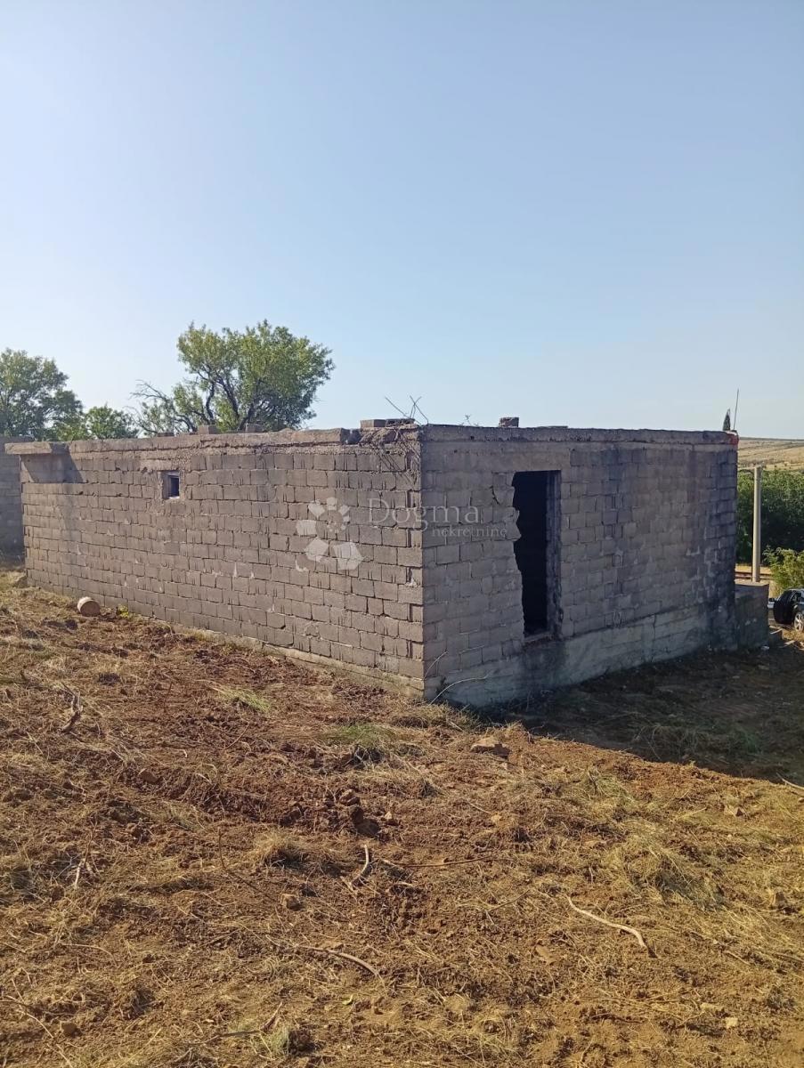 Casa in pietra da ristrutturare e terreno nella pace di Ravni Kotari