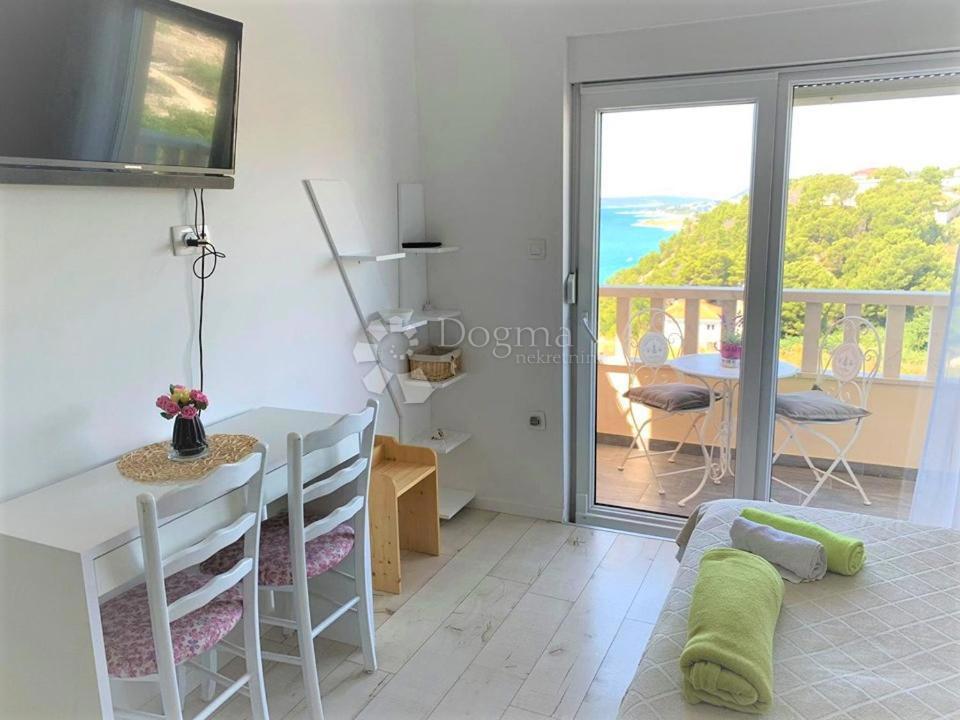 OPPORTUNITÀ UNICA – AMPIO APPARTAMENTO QUADRILOCALE CON QUATTRO BALCONI SU UNA SCOGLIERA SUL MARE – STOBREČ