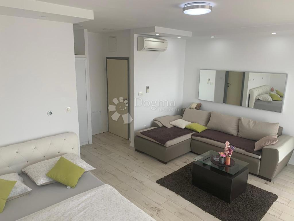 OPPORTUNITÀ UNICA – AMPIO APPARTAMENTO QUADRILOCALE CON QUATTRO BALCONI SU UNA SCOGLIERA SUL MARE – STOBREČ