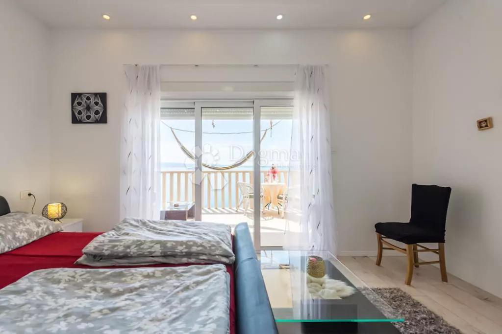 OPPORTUNITÀ UNICA – AMPIO APPARTAMENTO QUADRILOCALE CON QUATTRO BALCONI SU UNA SCOGLIERA SUL MARE – STOBREČ