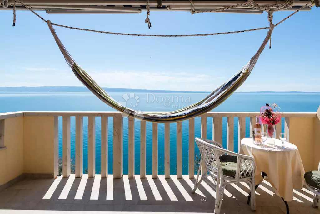 OPPORTUNITÀ UNICA – AMPIO APPARTAMENTO QUADRILOCALE CON QUATTRO BALCONI SU UNA SCOGLIERA SUL MARE – STOBREČ