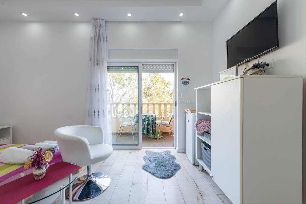 OPPORTUNITÀ UNICA – AMPIO APPARTAMENTO QUADRILOCALE CON QUATTRO BALCONI SU UNA SCOGLIERA SUL MARE – STOBREČ